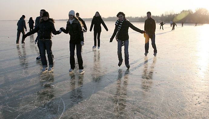 Korcsolyázás a befagyott Balaton jegén